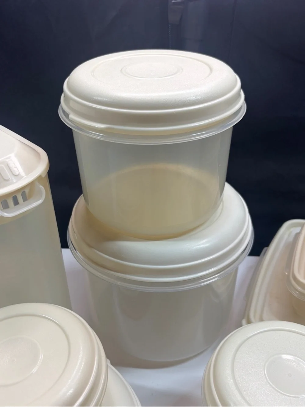24 piece Vtg Rubbermaid storage containers almond lids